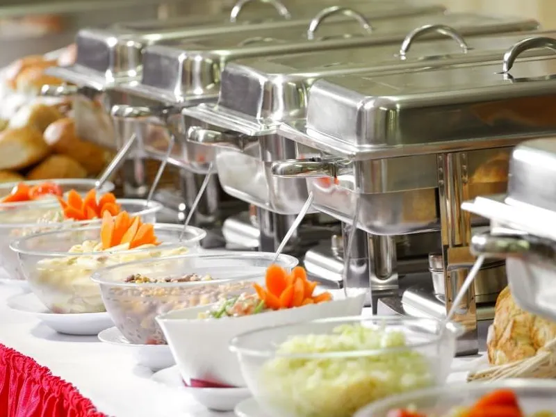 Festliches Abiball-Catering mit Buffet und Lichterketten