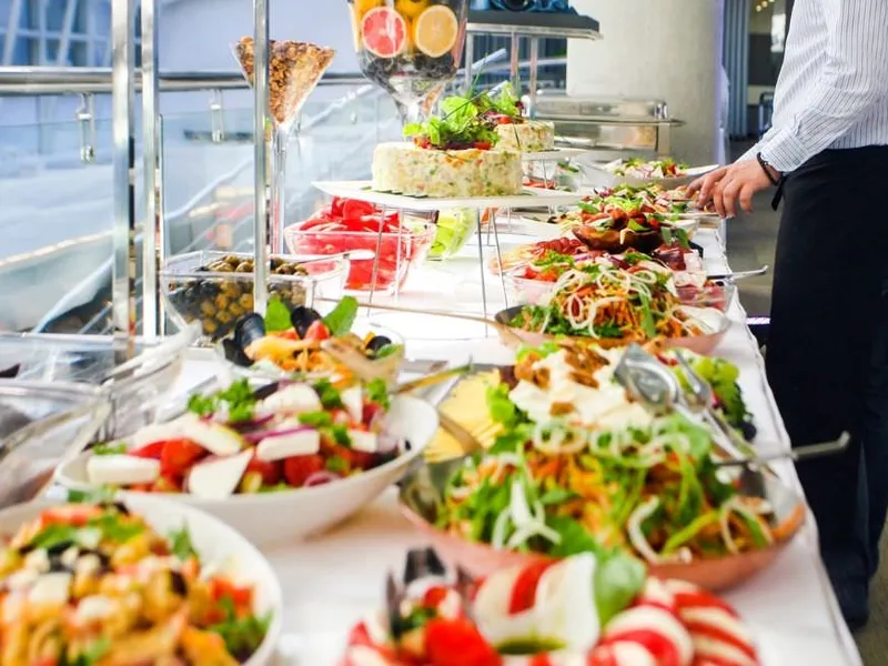 Festliches Abiball-Catering mit Buffet und Lichterketten