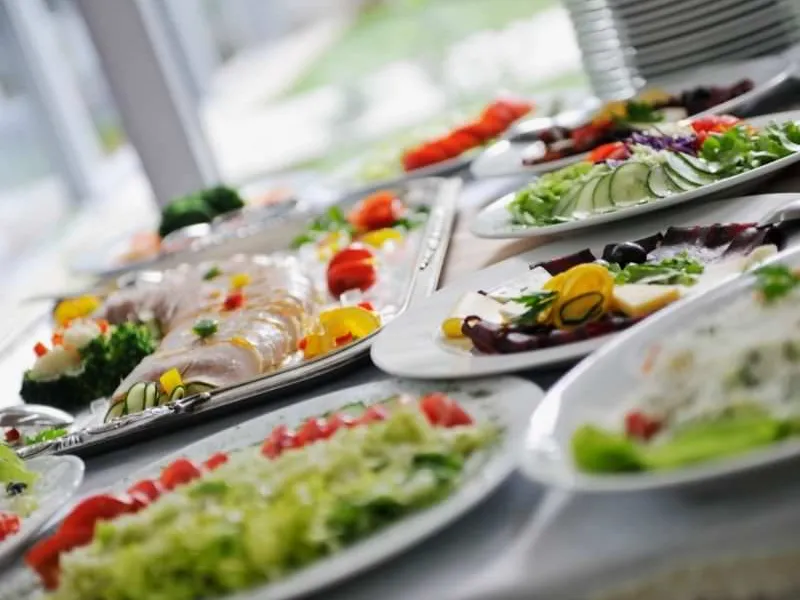 Business-Frühstücksmeeting mit Kaffee und Gebäck