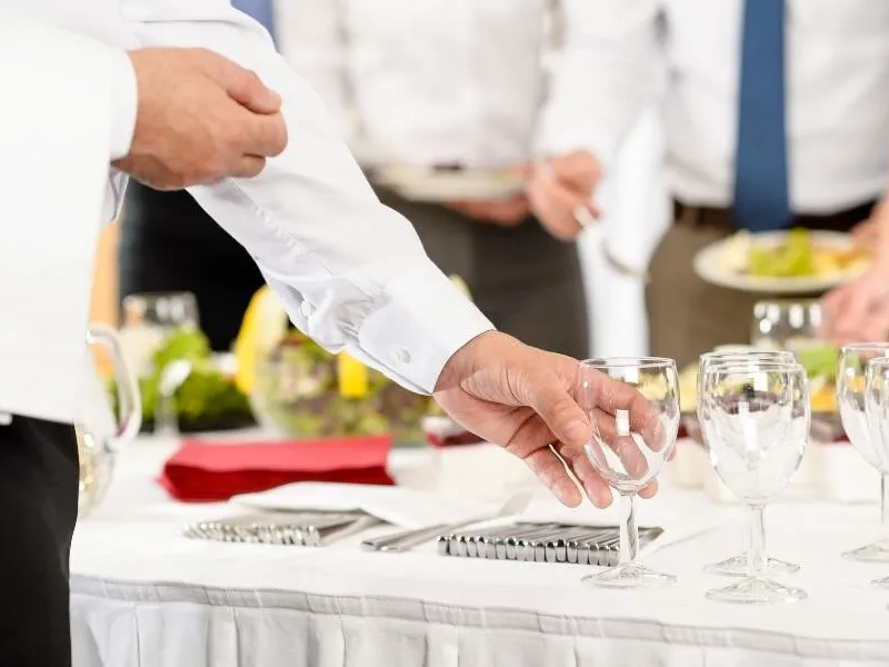 Business Lunch Catering Buffet in einer modernen Büro-Kantine Business Lunch Catering Buffet in einer modernen Büro-Kantine