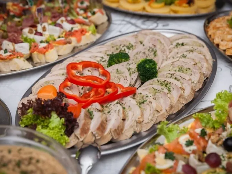 Modernes Business Catering Buffet in einer hellen Büro-Lounge
