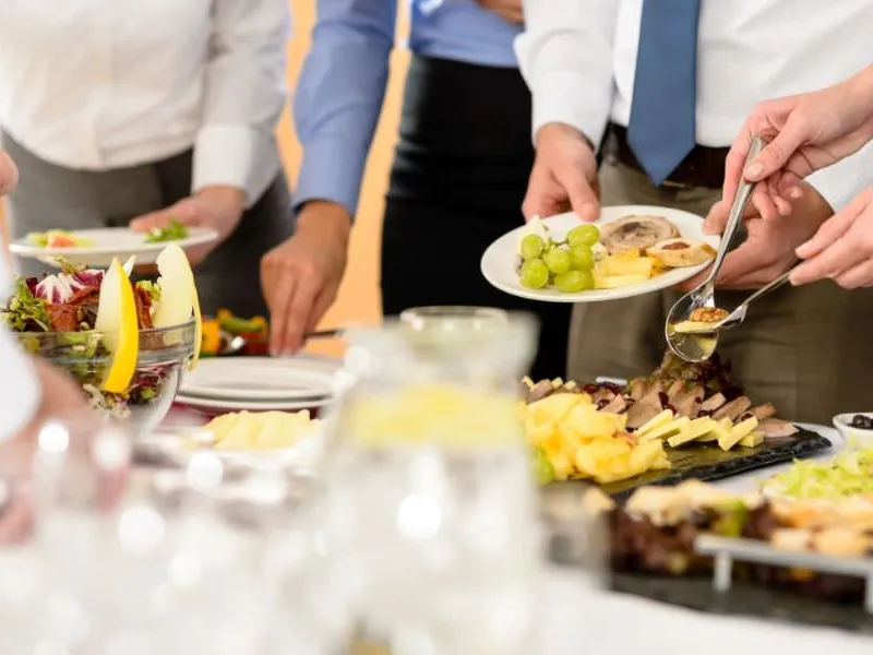Elegante Firmenjubiläums-Feier mit Sekt und Fingerfood