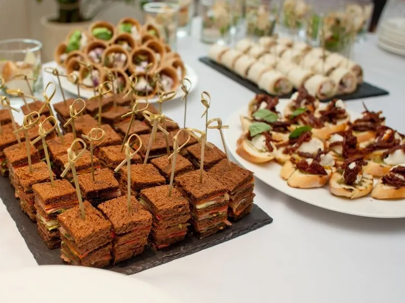 Aufbau einer großen Buffetlinie für eine Konferenz