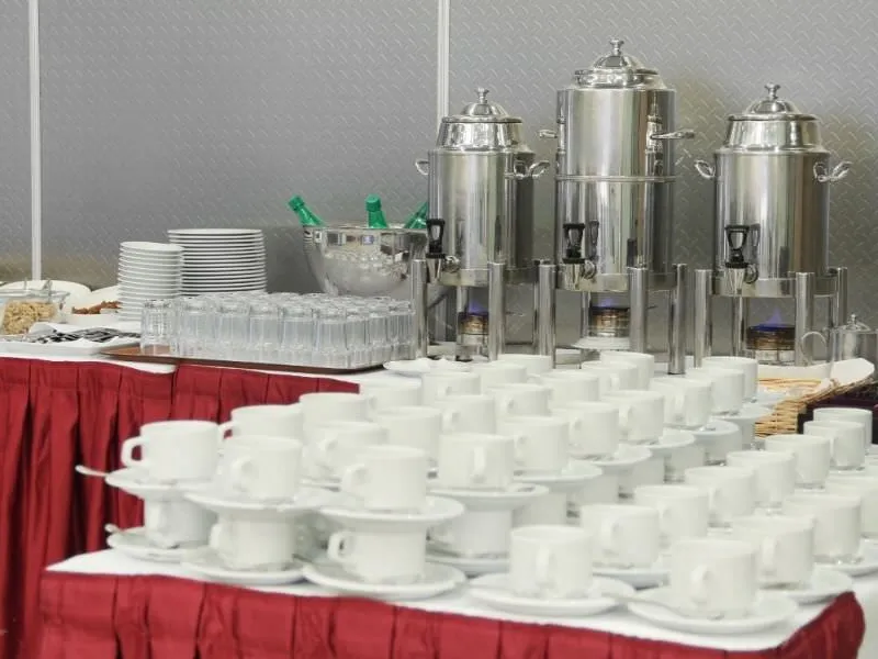 Catering-Aufbau für eine große Konferenz mit vielen Teilnehmenden