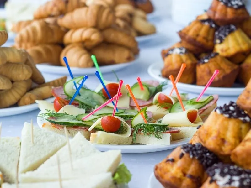 Catering-Aufbau mit Kaffee und Gebäck für ein Business-Meeting am Konferenztisch