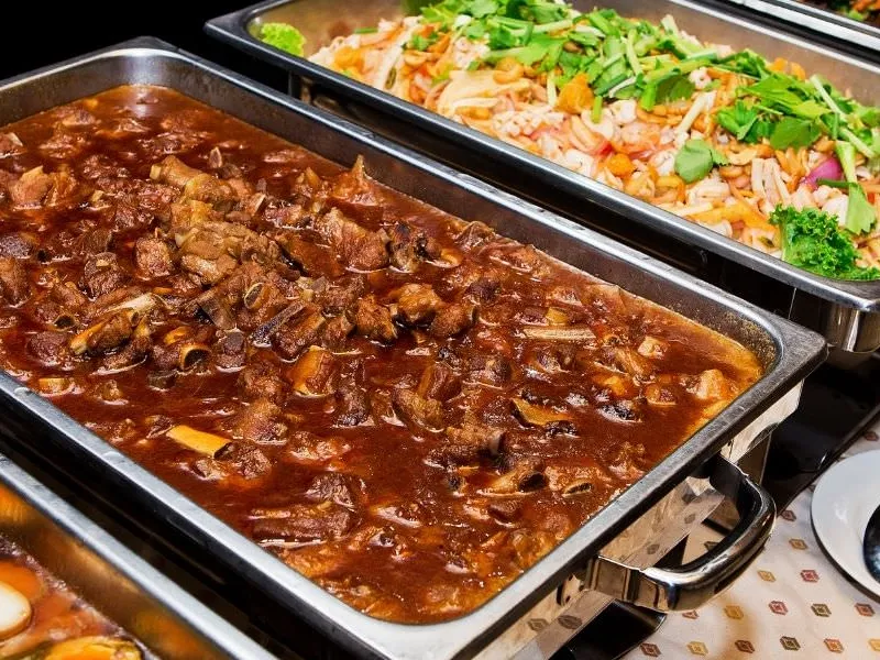 Richtfest-Catering mit deftigen Speisen auf der Baustelle