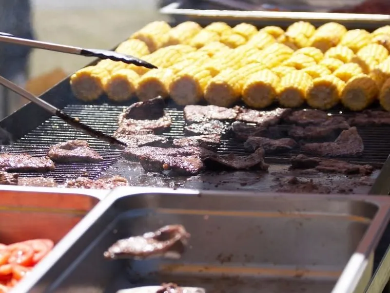 Cocktailbar bei einem sommerlichen Firmenfest im Freien
