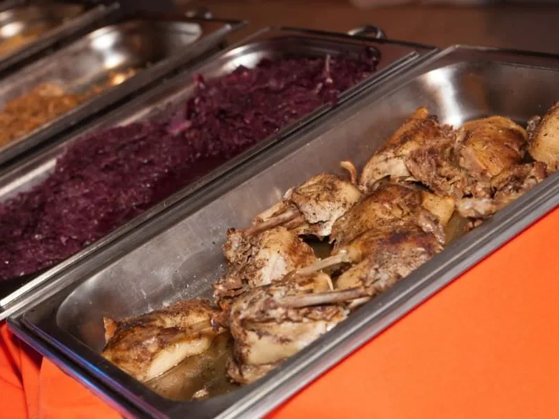 Elegantes Weihnachtsfeier-Catering mit festlicher Dekoration