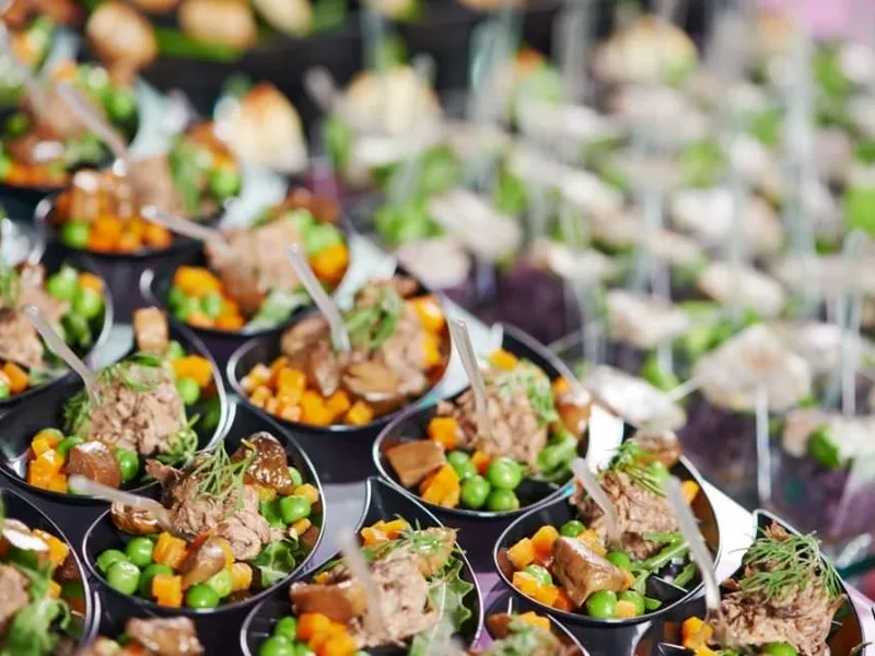 Fingerfood und Canapés fein angerichtet auf einer Servierplatte