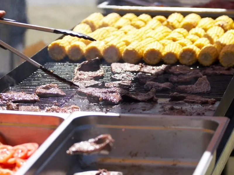 Premium-Steaks und Ribs auf dem BBQ-Grill, Nahaufnahme