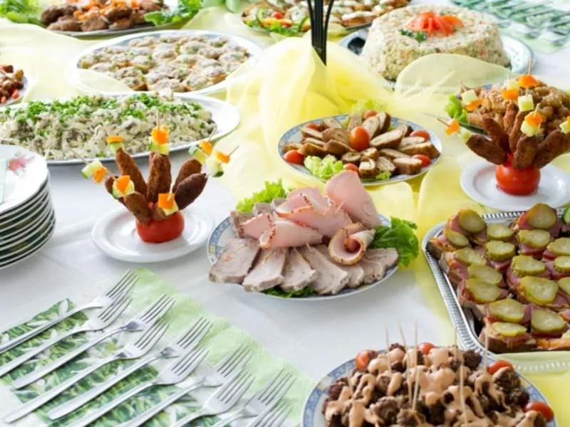 Brunch-Buffet für ein Familientreffen am Wochenende