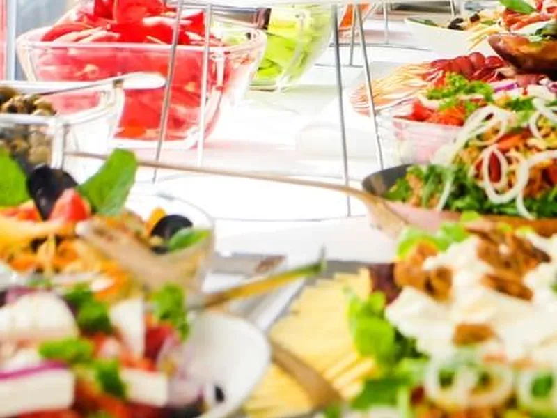 Brunch-Tafel zur Taufe mit pastellfarbenen Blumen