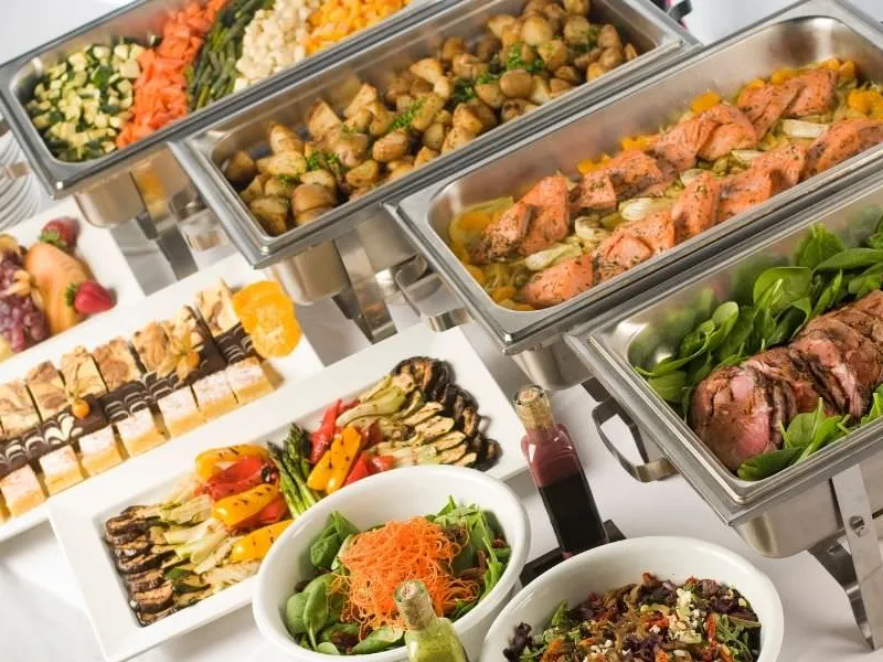 Reichhaltig gedecktes Buffet Catering mit frischen Speisen