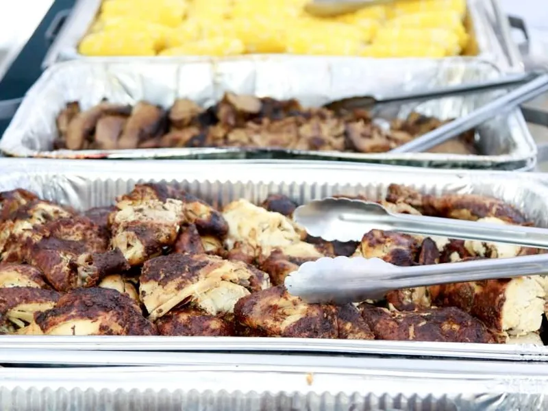 Grillbuffet mit gegrilltem Fleisch und Gemüse, elegant angerichtet