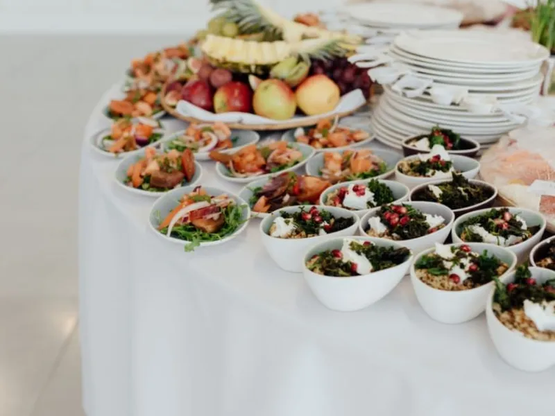 Bunte vegetarische und vegane Buffet-Platte mit frischem Gemüse