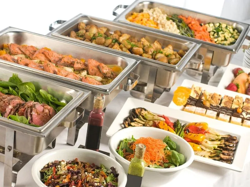 Warmes Buffet mit dampfenden Speisen bei einem Catering-Event