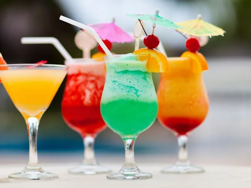Barkeeper mixt einen Cocktail an der Catering-Bar