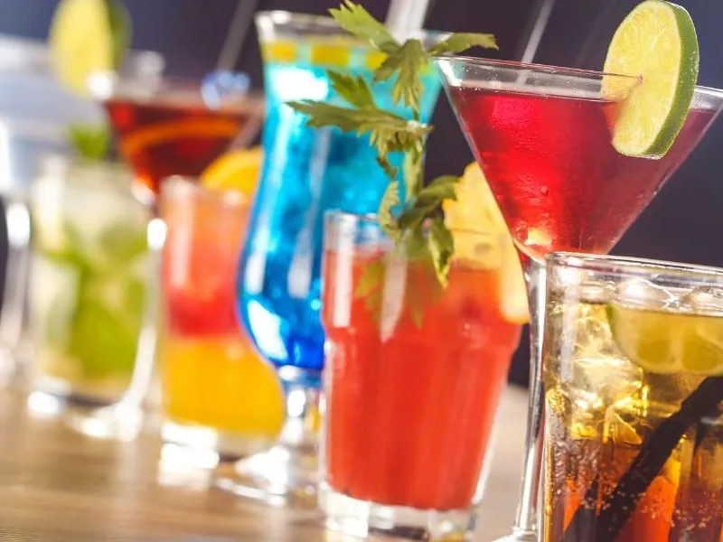 Elegante Cocktailbar mit bunten Drinks für ein Catering in Neu-Ulm