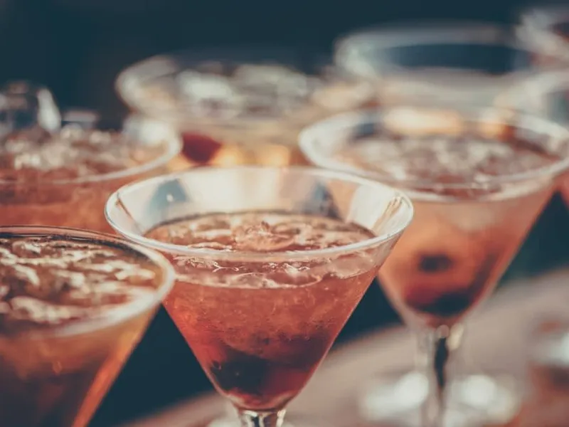 Elegante Cocktailbar bei einer Hochzeit im Freien
