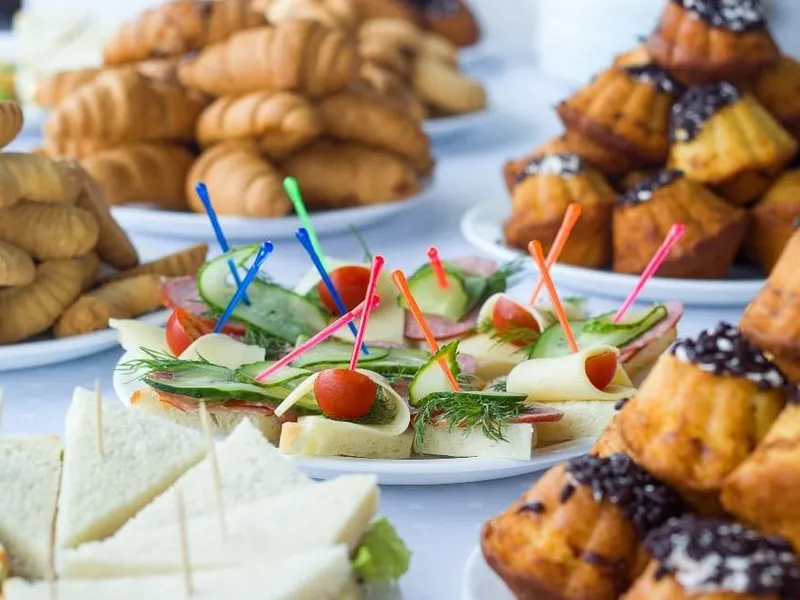 Asiatisches Flying Buffet mit kleinen Gängen auf Tabletts
