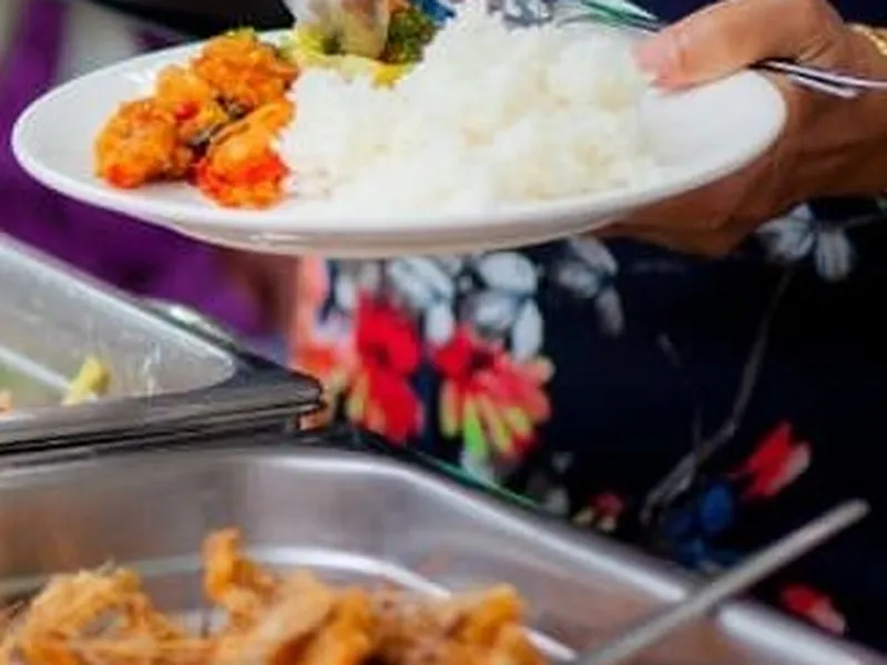 Flying Buffet Catering, kleine Gänge werden auf Tabletts serviert