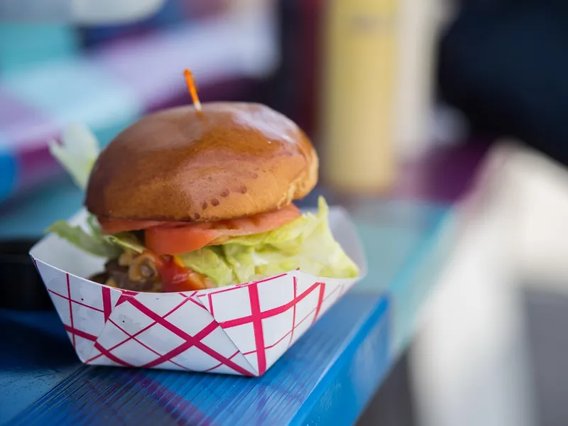 Burger im Papierkorb serviert an einem Foodtruck