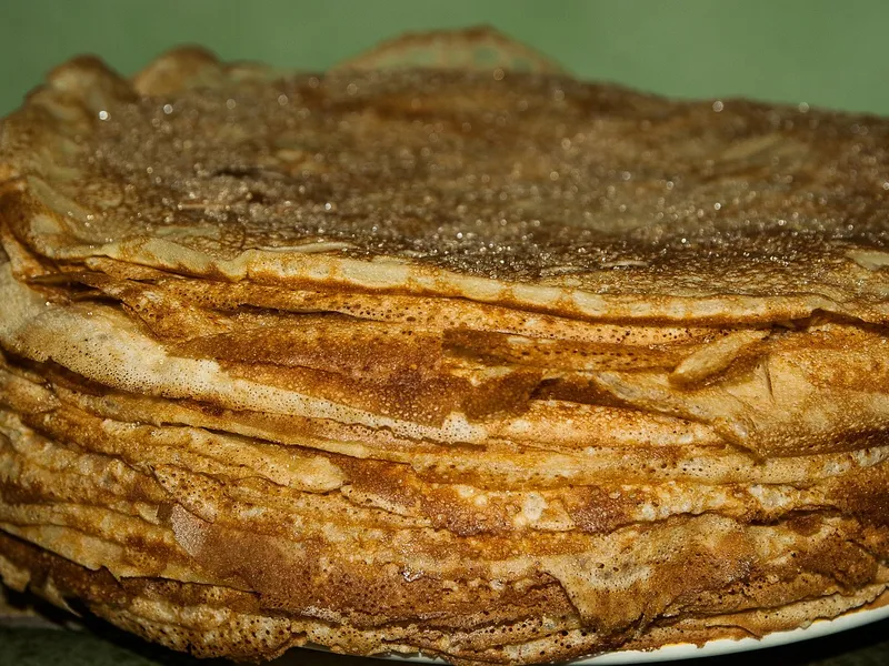 Frisch gestapelte Crêpes für den süßen Foodtruck