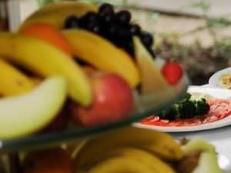 Individuelle Business-Frühstücksboxen mit Gebäck und Obst
