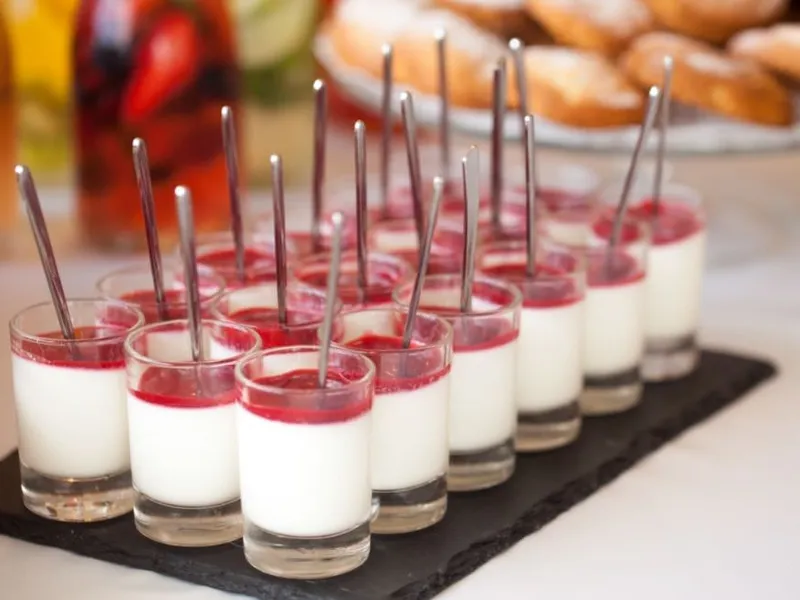 Frühstücksbuffet mit Gebäck, frischem Obst und Kaffee für Business-Catering in Neu-Ulm