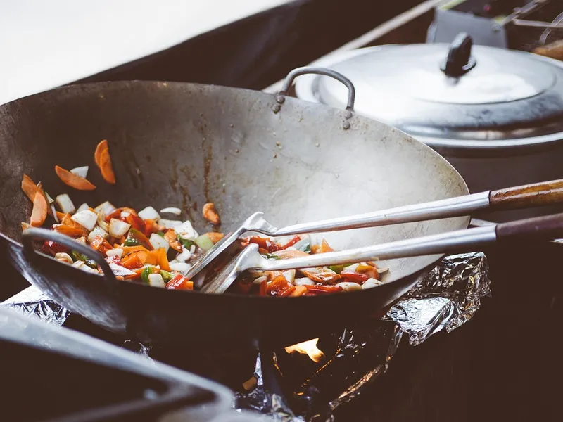 Frisches Gemüse wird im Wok scharf angebraten