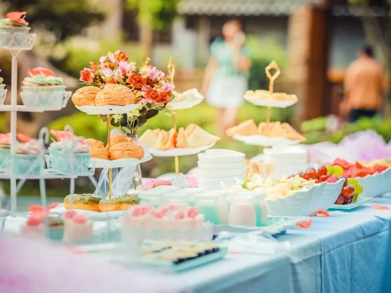 Elegant angerichtetes Menü Catering auf weißem Geschirr