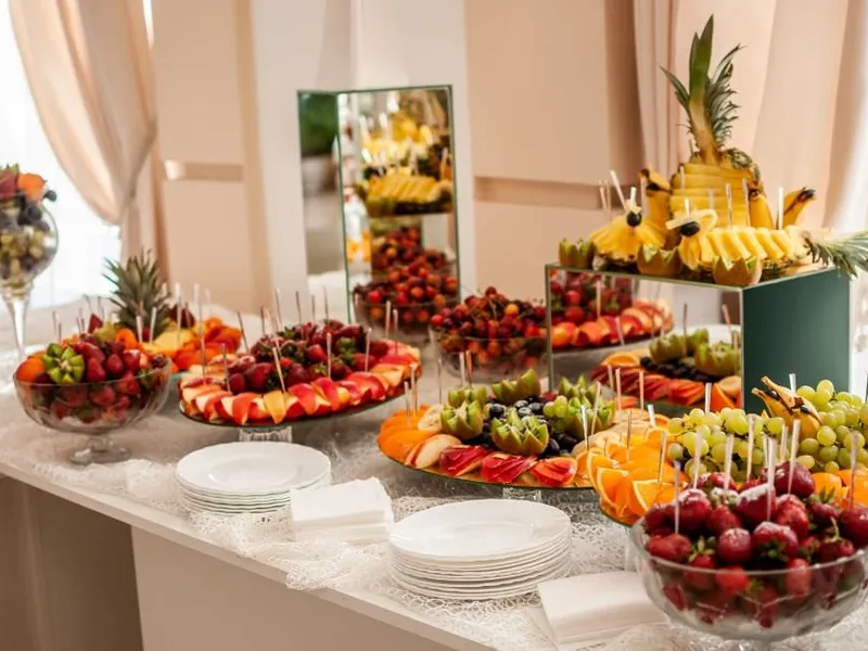 Mehrgängiges Catering-Menü elegant am Tisch angerichtet