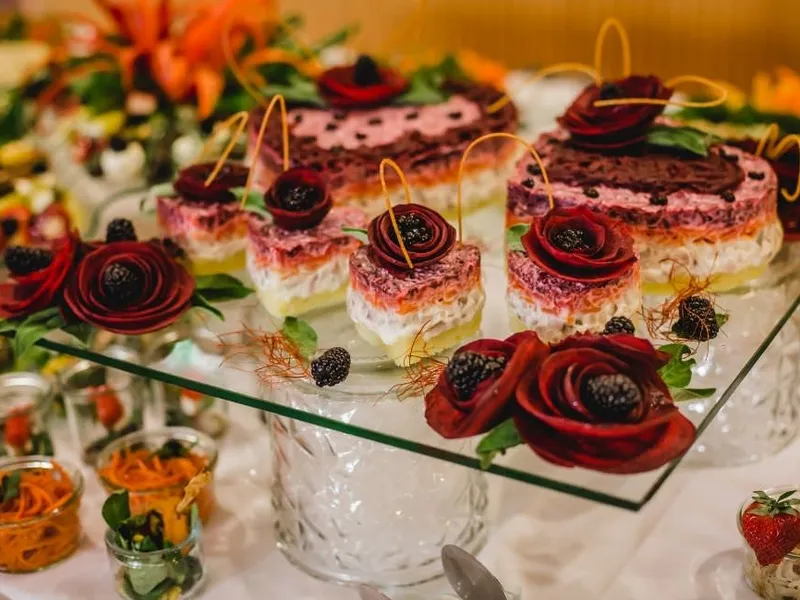 Elegant angerichtetes vegetarisches Menü Catering