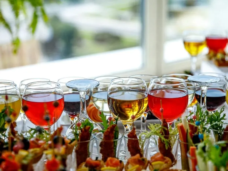 Flying Buffet zum Sektempfang mit Champagnergläsern