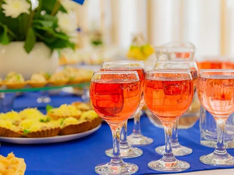Stehempfang mit Fingerfood und Champagner, Gäste im Hintergrund
