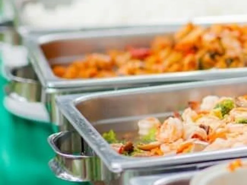 Gartenfest-Buffet unter Lichterketten