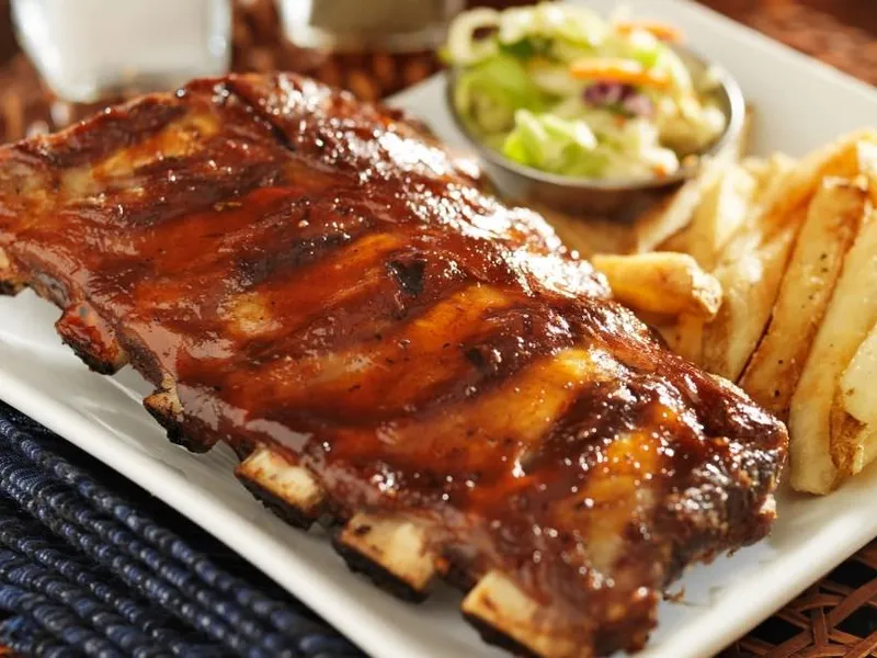 Grillfest im Sommer mit rauchender BBQ-Station im Freien