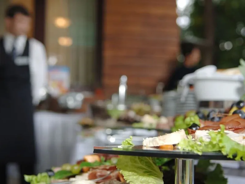 Floral- und Kerzendekoration auf einem Catering-Tisch, Detailaufnahme