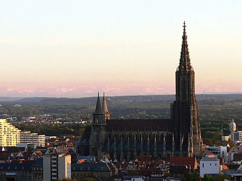 Blick auf das Ulmer Münster als stimmungsvolle Event-Location bei Sonnenuntergang