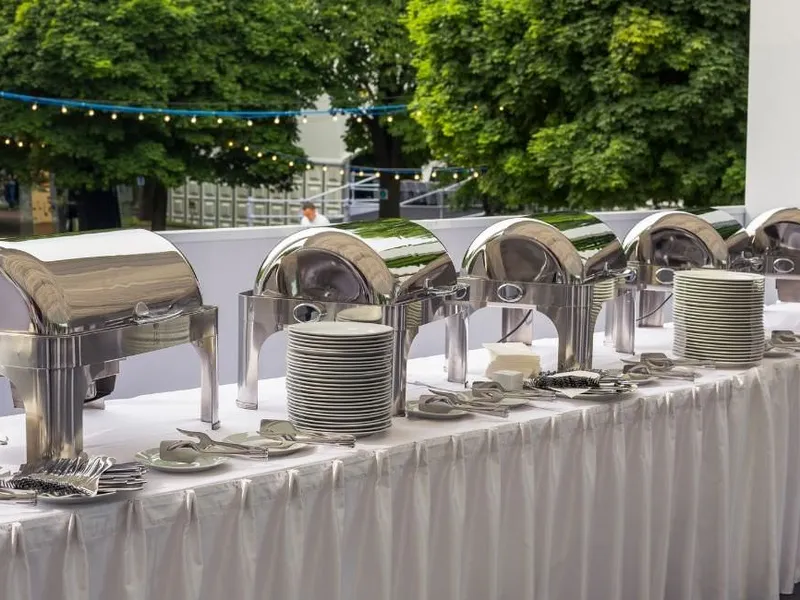 Elegant eingedeckter Tisch mit feinem Besteck und gefalteten Stoffservietten